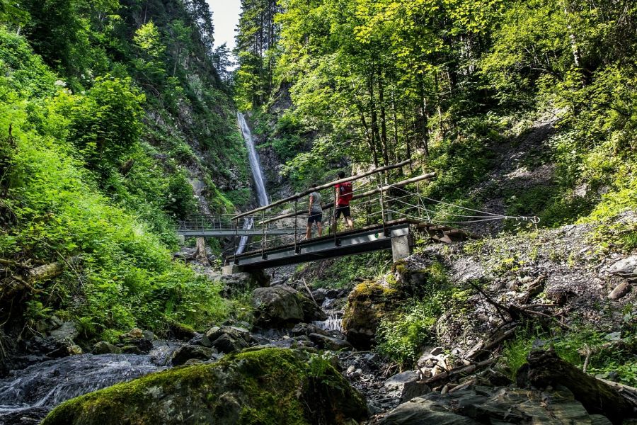 Klamm mit Wasserfall