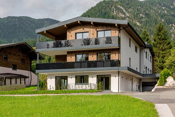 Wohnzimmer mit Blick in den Garten