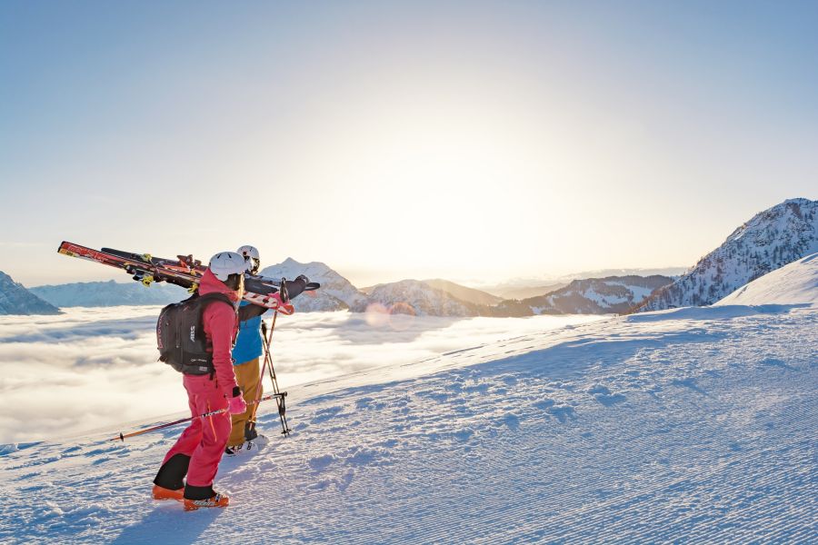 Skifahren beim Sonnenaufgang