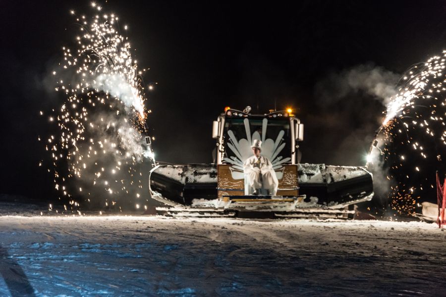 Skishow mit Feuerwerk